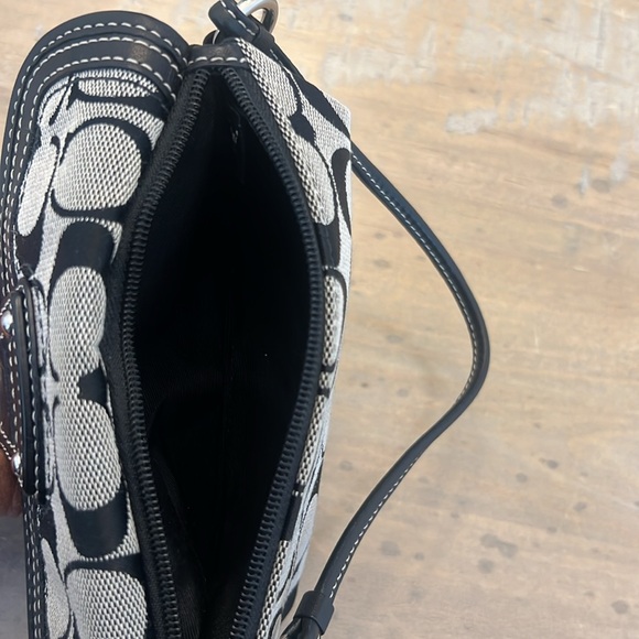 Coach Signature wristlet - Picture 4 of 6